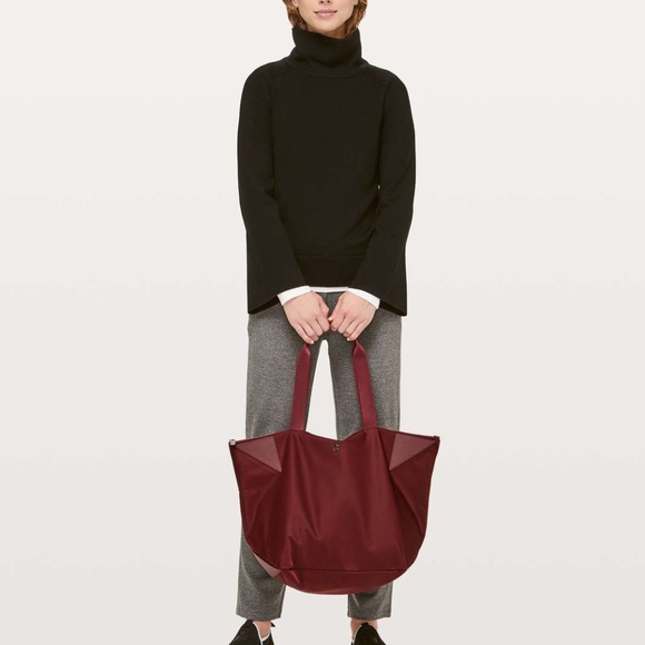 Lululemon burgundy acute tote 23L